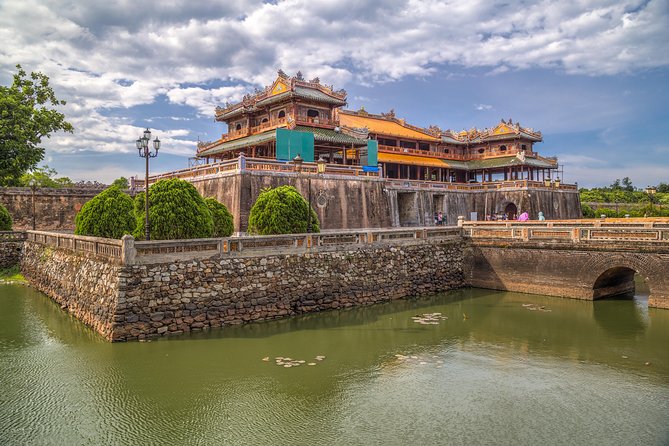 10-day Small-Group Vietnam Highlight Tour - Starting in Ho Chi Minh City: a clean kickoff from Tan Son Nhat