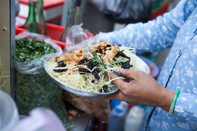 Big Eats & Small Seats - Stop 1: Le Van Tam Park and the “stool-level” eating style
