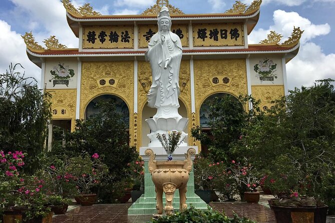Fullday Classic Mekong Delta 1 Day Tour - Vinh Trang Temple: the big old pagoda stop you shouldn’t skip