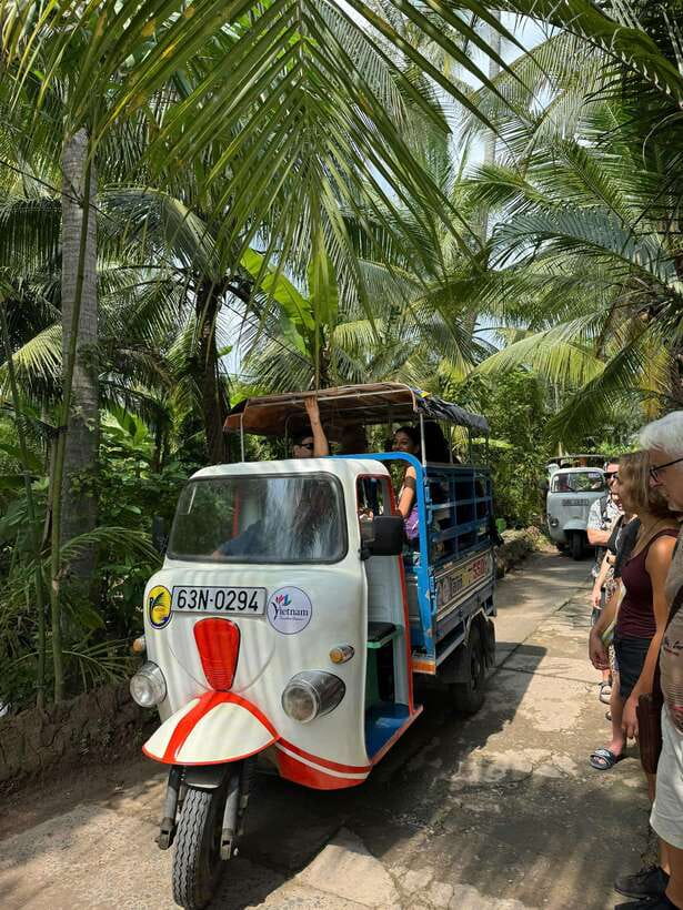 HCM: Mekong Delta Islands Boat & Tuk-Tuk Tour with Tastings - Vinh Trang Pagoda stop: a calm cultural anchor before the boats