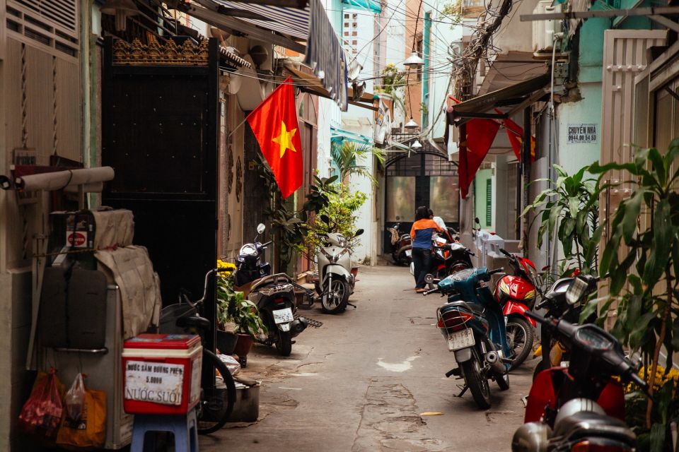 Ho Chi Minh City: Private City Tour Off the Beaten Track - Binh Tay market: street food and daily commerce energy