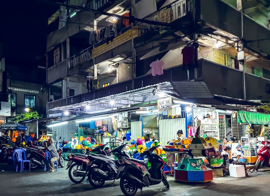 Ho Chi Minh City: Street Food and Sightseeing by Motorbike - Chinese temple stop: religion as something you can read on the street