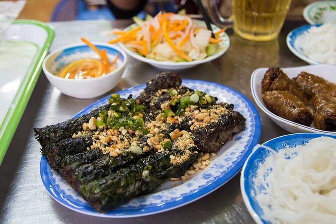 Private Street Food Tour by Motorbike in Ho Chi Minh City - Stop 3: Hue beef noodle soup at Nguyen Thien Thuat apartment buildings