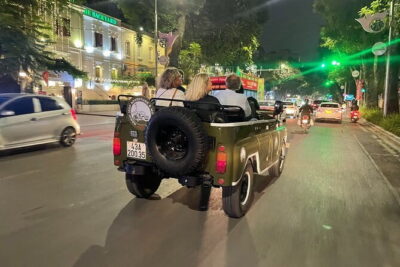 Saigon By Night Open Air Jeep Street Food Tour Experience - What you’ll eat on Vinh Khanh Street: Seafood and the classic bites