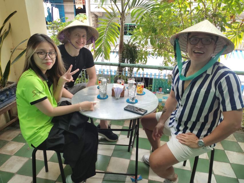 Saigon: City Highlights & Unseen Tour|Opt: Female Riders - Hoa Thi Ky flower market and Nguyễn Thiên Thuật apartments: everyday Saigon texture