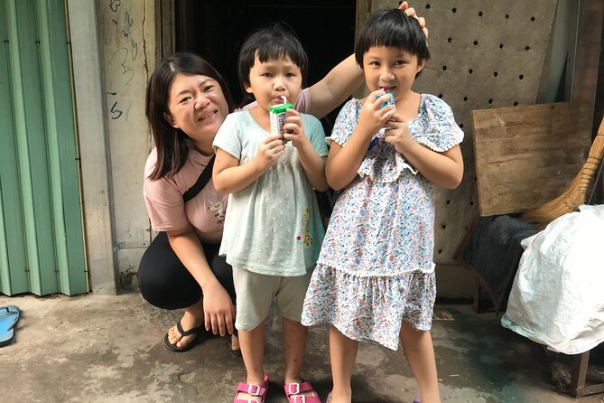 Saigon Slum tour and Saigon Chillspots by motorbike/ Aodai rider - Stop 2: Nguyen Thien Thuat apartment buildings and the flower-market stop