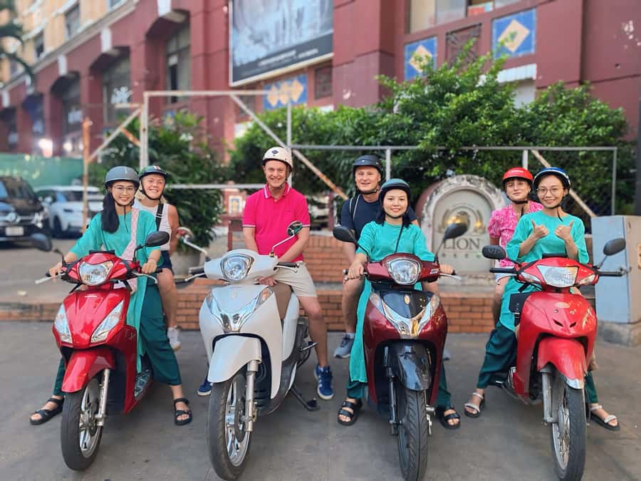 Saigon: Street Food Tasting & Sightseeing Tour by Motorbike - What you eat on the tour: from Bún Bò Huế to Saigon Beer