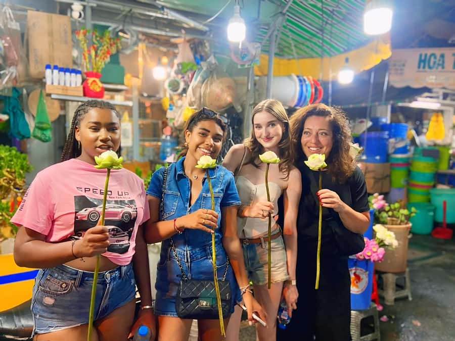 Saigon: Street Food Tasting & Sightseeing Tour by Motorbike - District hopping without the tourist trap feeling