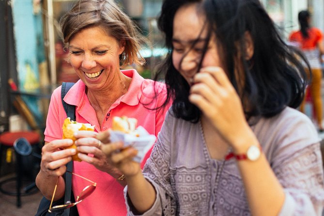 The 10 Tastings of Ho Chi Minh City With Locals: Private Street Food Tour - Tao Dan Park and the banh mi moment